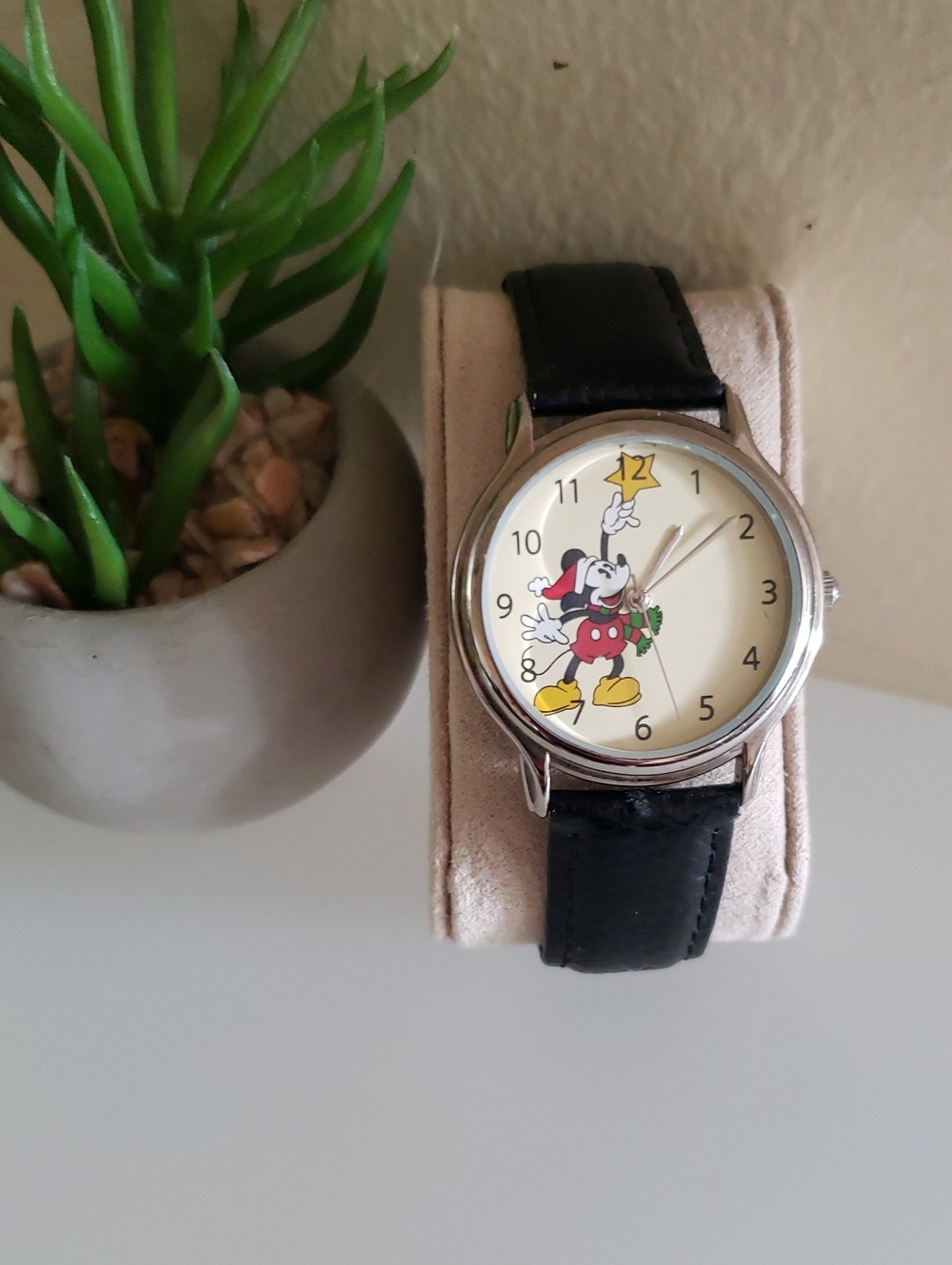 Vintage Disney MICKEY MOUSE Special Edition Collector’s Series Christmas Watch